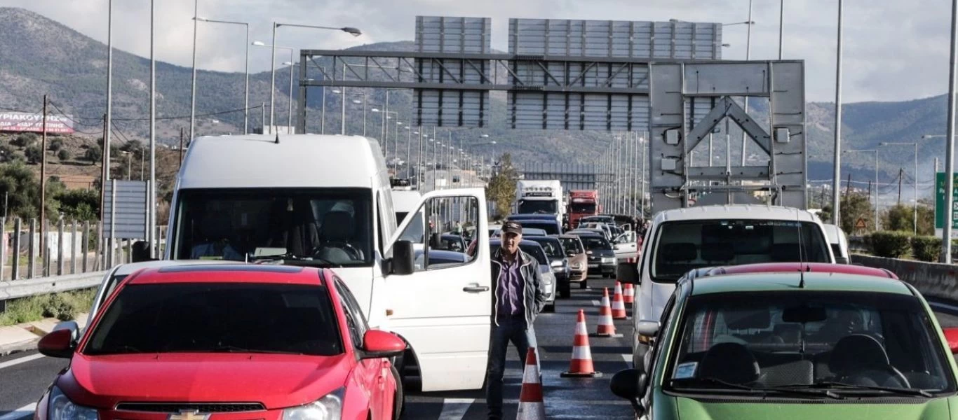 Ανεξέλεγκτοι Ρομά έκλεισαν την Εθνική Οδό Αθηνών-Πατρών: Πετούν πέτρες